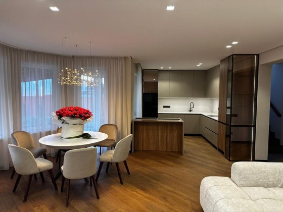 Новий великий дизайнерський будинок Сторожниця Сторожниця