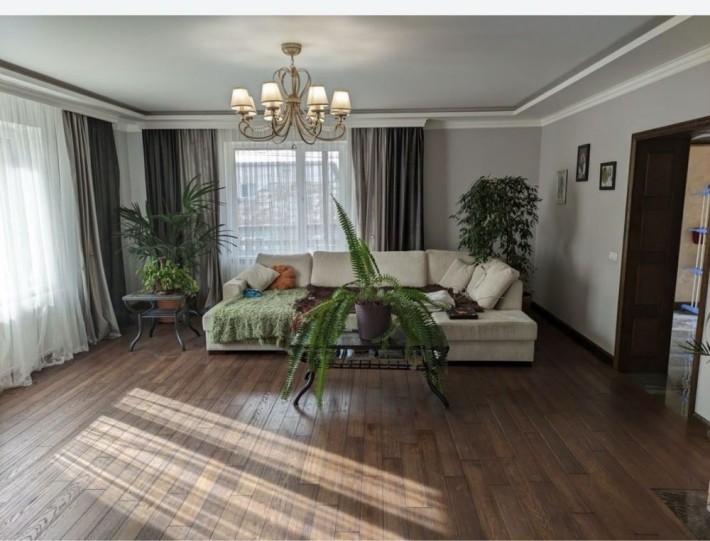 Здається укомплектований, є спорт.особняк, може бути на дві сімї. - фото 1