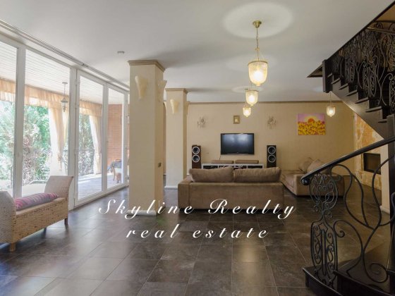 Без комісії оренда будинку, що потопає в зелені в Лісниках.Автономний Лесники