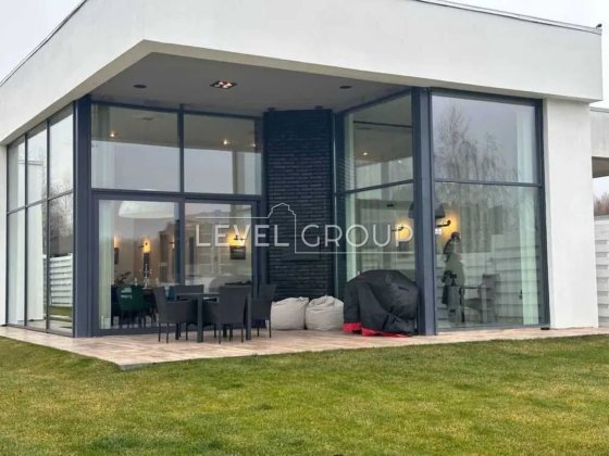 Cучасний одноповерховий будинок у стилі хай-тек. Лісники. Лесники