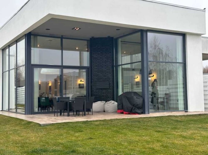 Cучасний одноповерховий будинок у стилі хай-тек. Лісники - фото 1