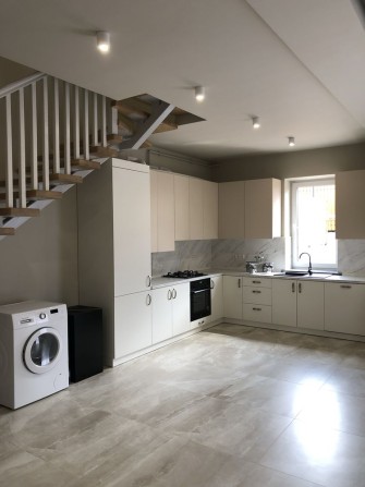 Оренда танхауса будинку квартири - фото 1