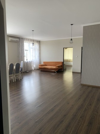 Квартира з трьома спальними кімнатами  та кімната студія - фото 1