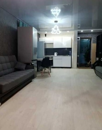 Сдам 2х комнатную квартиру студию на любой срок центр ул. Свободы - фото 1