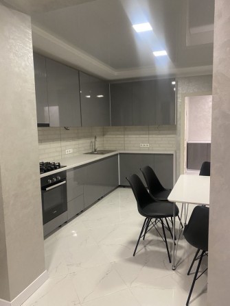 Оренда стильної 1к капртири на Виставці - фото 1