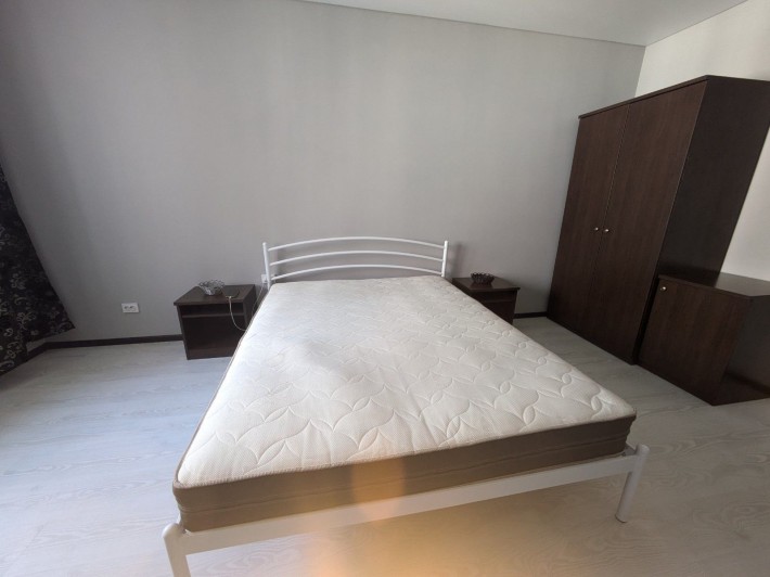 Оренда просторої квартири з побутовою технікою та меблями, центр міста - фото 1