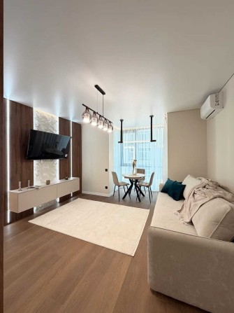 Оренда стильної 1,5-кімнатної поруч з озером в ЖК Manhattan - фото 1