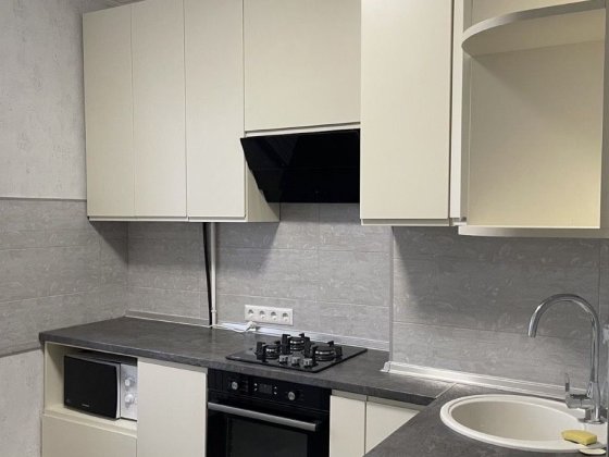 Огнівка поруч з Маркет Опт гарний стан парковка у дворі Полтава