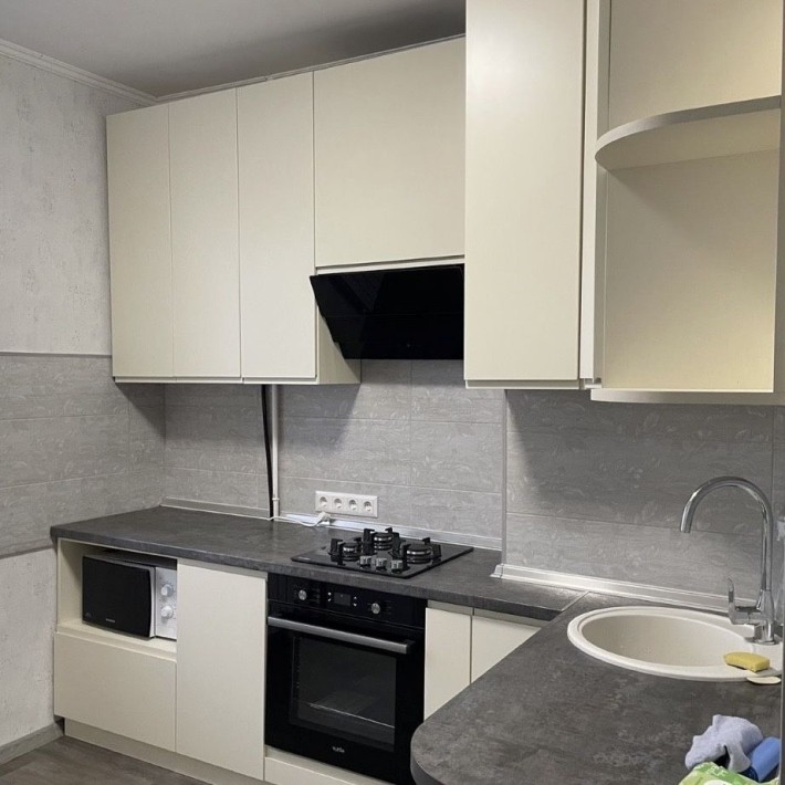 Огнівка поруч з Маркет Опт гарний стан парковка у дворі - фото 1