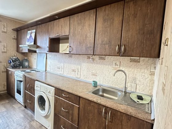 Фурманова гарний стан вільна парковка у дворі Полтава