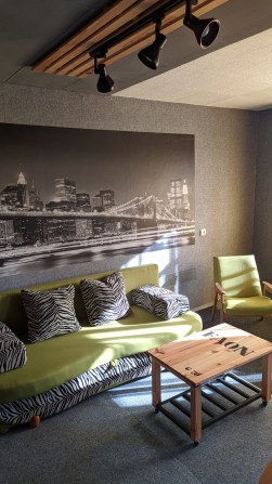 Власник здає однокімнатну студію по вул . Кондрат'єва( 8000+ком.) - фото 1