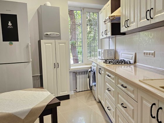 Двухкомнатная сталинка с ремонтом/ автономкой, пр. Гагарина-96 квартал Кривой Рог