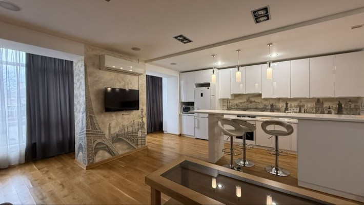 Тривала оренда 2 кімнатної кв+кухня-студія в центрі міста  із паркоміс - фото 1