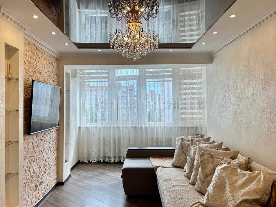 Оренда ПРОСТОРОЇ ДВО(ТРИ)КІМНАТНОЇ квартири вул. Руська 219Е Черновцы