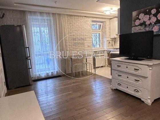 Оренда 2 к кв на вул.Коновальца 15 К 2  м.Печерськ Палац України Київ