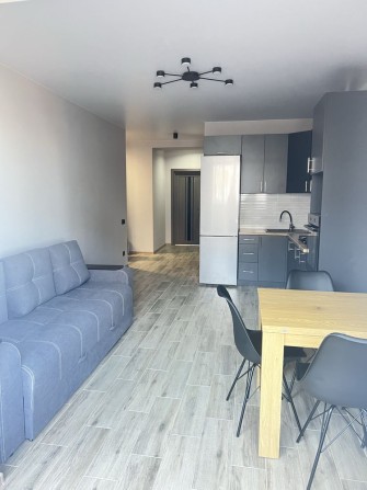 Стильна та простора 1-кімнатна квартира в центрі міста (новобудова). - фото 1