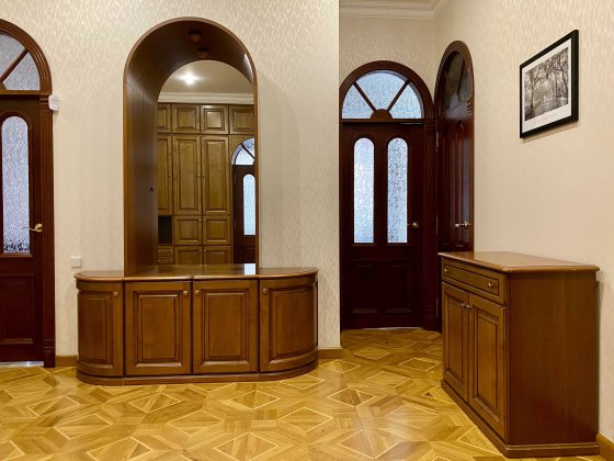 Оренда квартири 130м2 у царському будинку по  вул. Ярославів Вал Киев