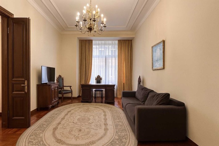 Оренда 3-кімнатної квартири з терасою в історичному центрі Львова - фото 1