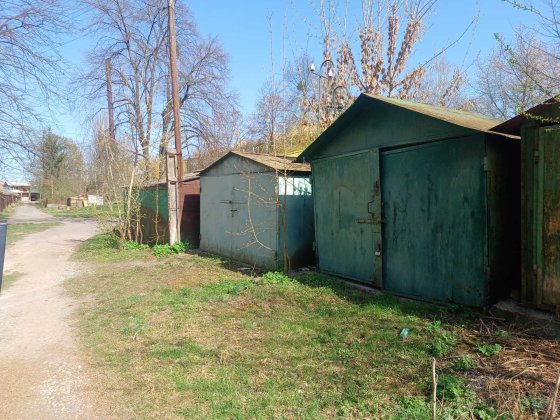 Продам гараж район Богдана   залізний, є погріб є папери на гараж Хмільник