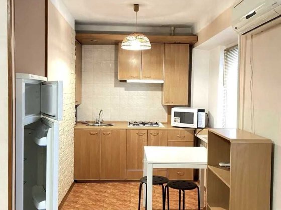 Пропонується в довготривалу оренду квартира-студія вул.Кирилівська 152 Київ