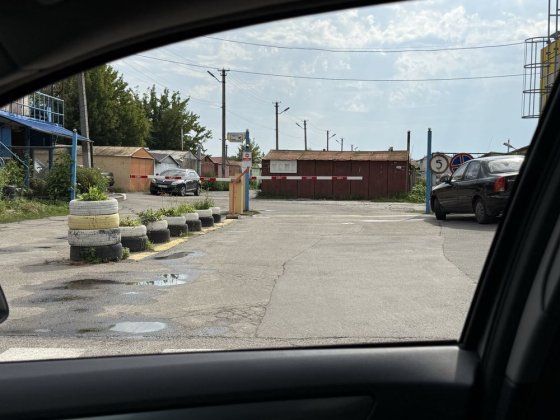 Гараж ГК 1 . Симона Петлюри . Поруч з пожежною частиною та КЛО Бровары