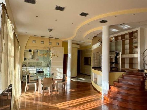 Двоповерхова  квартира (без комісіі )Хрещатик . 2хв від м. Театральна Киев