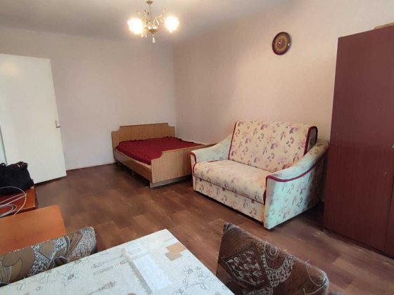 сдам Гагарина,средний этаж недорогая коммуналка,газ