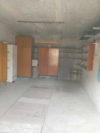 Капітальний, сухий гараж  зі стелажами та шафами + 2 підвала - фото 1