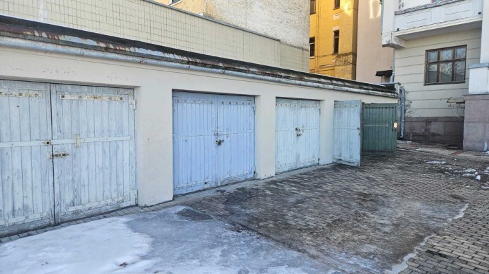 Продаж Капітальний Гараж Центр (19м2) вул.Десятинна,10 - фото 1