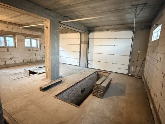 Здається 1-й поверх двоповерхового гаража у центрі Нововолинська