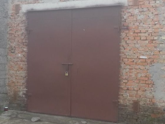 Здам великий гараж на автобазарі