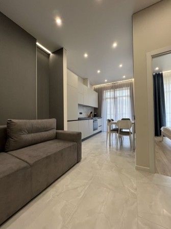 Сдам евродвушку ЖК Калипсо 13 фонтана 20  метров море первая сдача - фото 1