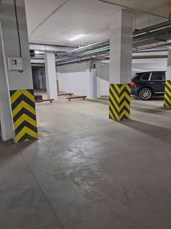 Здам великий паркінг / паркомісце, метро Позняки / Срібнокільська. - фото 1