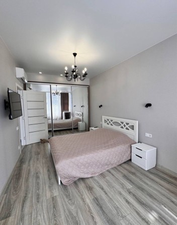 Сдам светлую, квартиру на Каманина ЖК32 Жемчужина Аркадия - фото 1