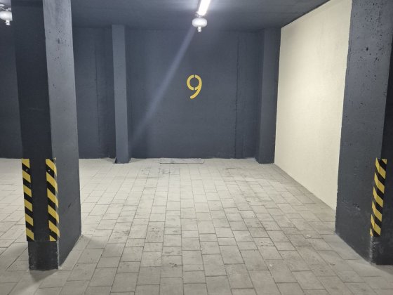 Паркомісце з розеткою для електромобіля в ЖК Вілла Зубра Зубра