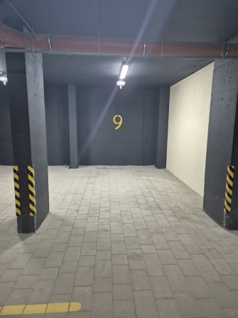 Паркомісце з розеткою для електромобіля в ЖК Вілла Зубра - фото 1