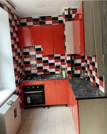 Продам 3-х комн. с ремонтом в центре. Сертификат! - фото 1