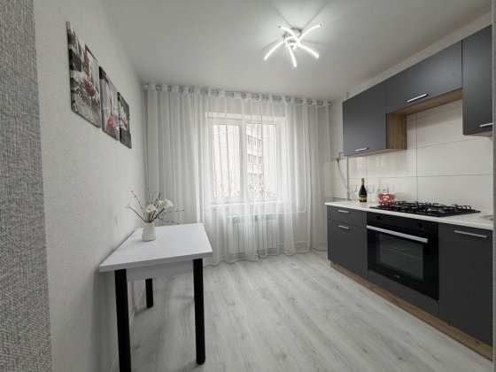 Продам 2-комнатную квартиру в центре Левого берега Каменское