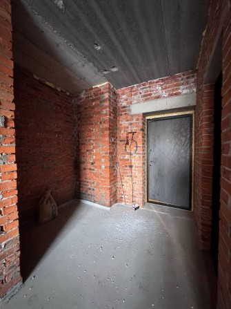 Без комісії. Квартира - студія в зданому будинку.Мінімальне оформлення - фото 1