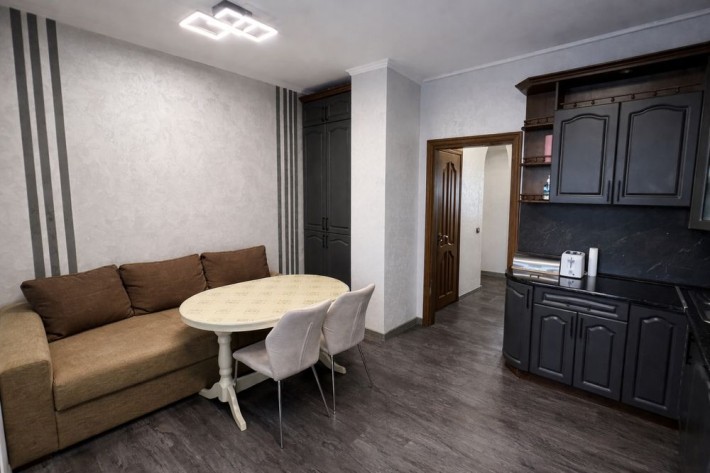 Простора, світла 3-кімнатна квартира по вул. Шептицького - фото 1