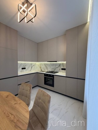 2 кімнатна квартира з меблями та технікою|центр|м.Дубно - фото 1