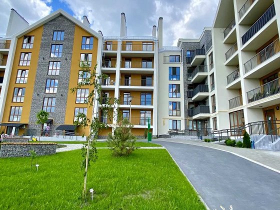 3-кімнатна квартира з балконом та видом на озеро. Гостомель