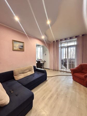 Продам 3 комнатную в центре проспект Свободы - фото 1