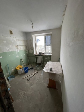 1ка с нишей кирпичном доме,под ремонт!!! - фото 1