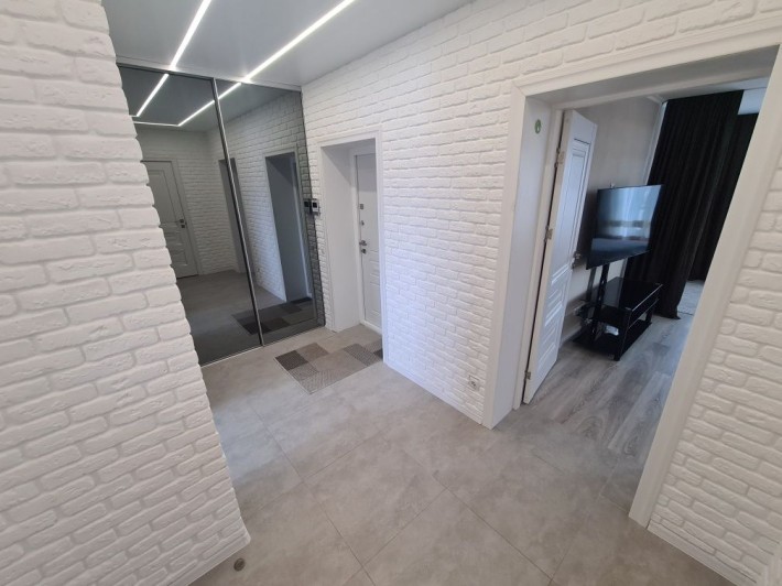 Продаж великої  2-к квартири - фото 1