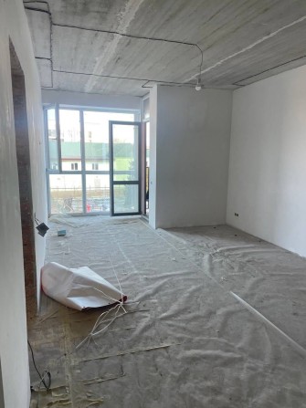 ТЕРМІНОВИЙ ПРОДАЖ, двохкімнатна квартира з частковим ремонтом - фото 1