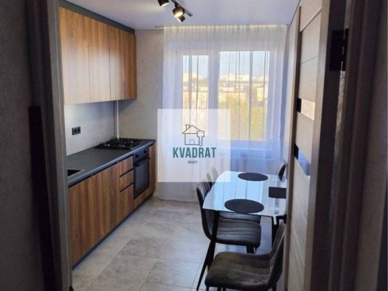 Продам простору 3-кімнатну квартиру в самому центрі міста Каменец-Подольский