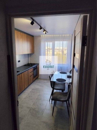 Продам простору 3-кімнатну квартиру в самому центрі міста - фото 1