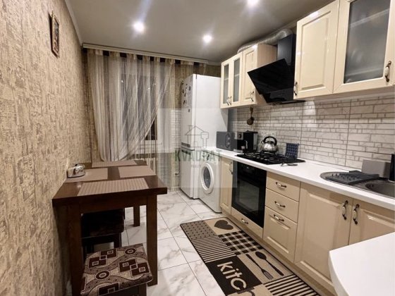 Продам 3-х кімнатну квартиру з готовим ремонтом та меблями Каменец-Подольский