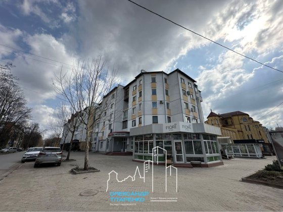 Продам ЕКСКЛЮЗИВНУ 3-кімнатну квартиру в самому центрі міста! Каменец-Подольский